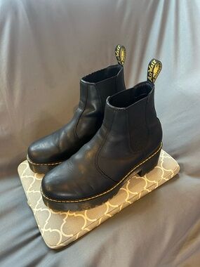 Classic Dr. Martens Black Leather Chelsea Boots W Heel
